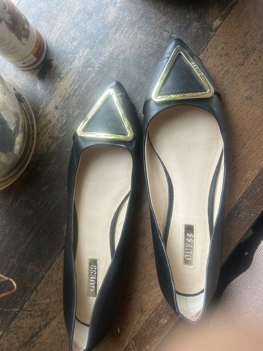 Обувки на марката guess