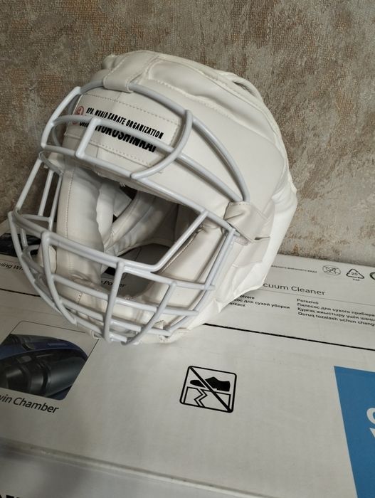 Шлем для спорта с решеткой