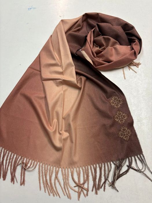Елегантен шал с шевица