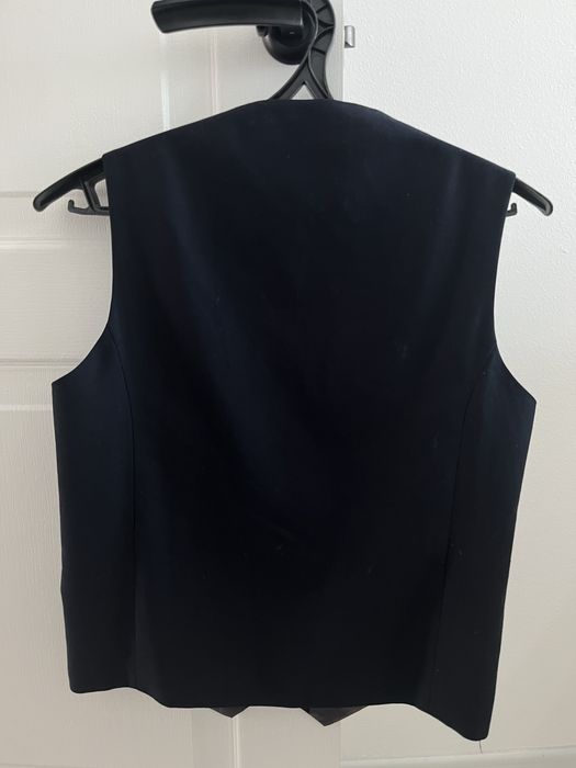 Темно синея жилетка