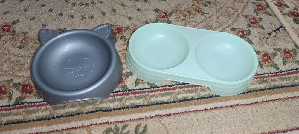 Посуды для кошки: 2 Миски, латок+лопатка, лежанка, расческа, ошейник