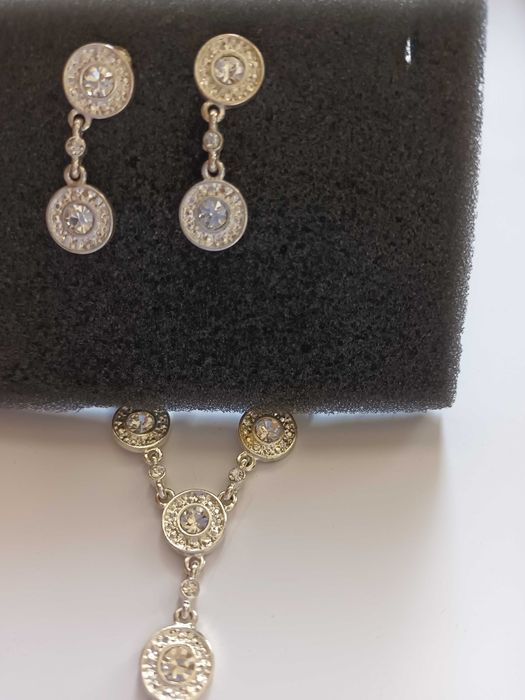 Комплект Avon колие и обици