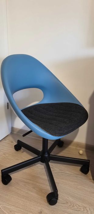 Scaun birou + pernuța pentru șezut.