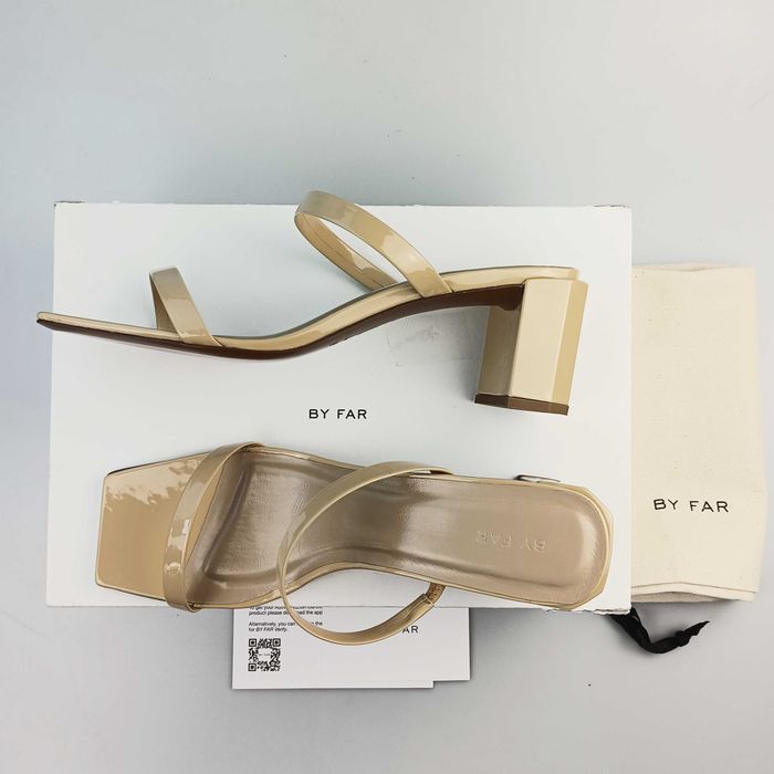 Лачени чехли BY FAR Tanya Patent Leather Mules, дамски сандали цвят нуд / бежово, летни дамски обувки, елегантни дамски сандали