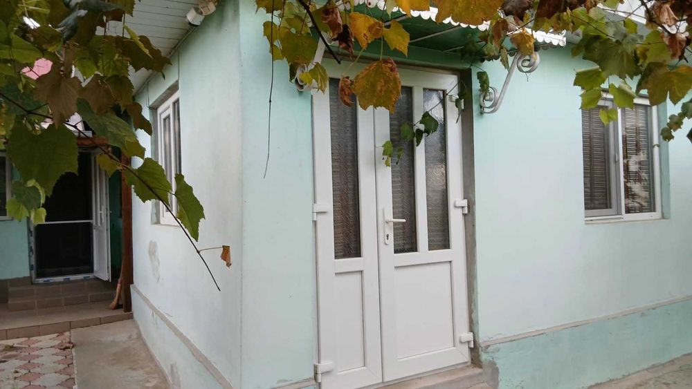 Casă modernizată 3 camere, 1100 mp teren – Trifești (10 min de Roman)