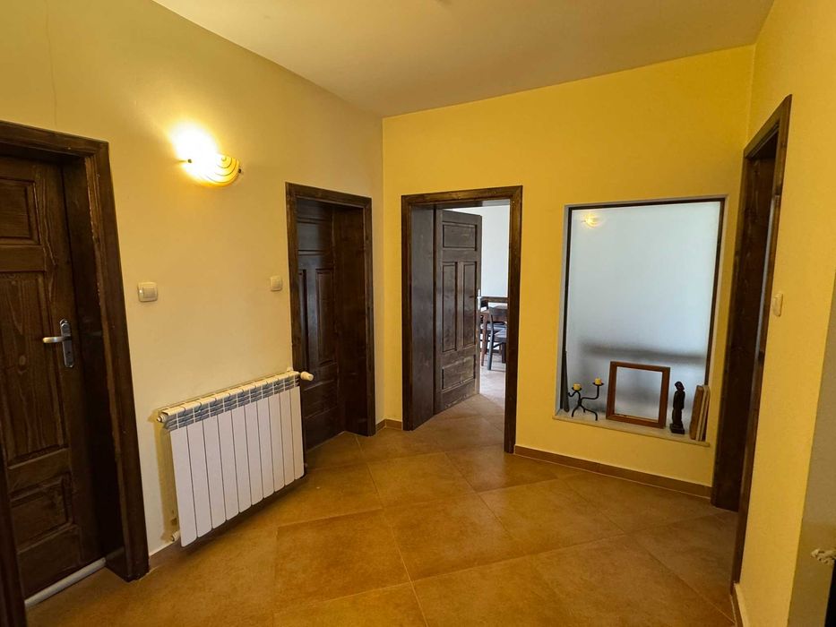 Етаж от каменна къща с двор в центъра на Чепеларе – 124 м²