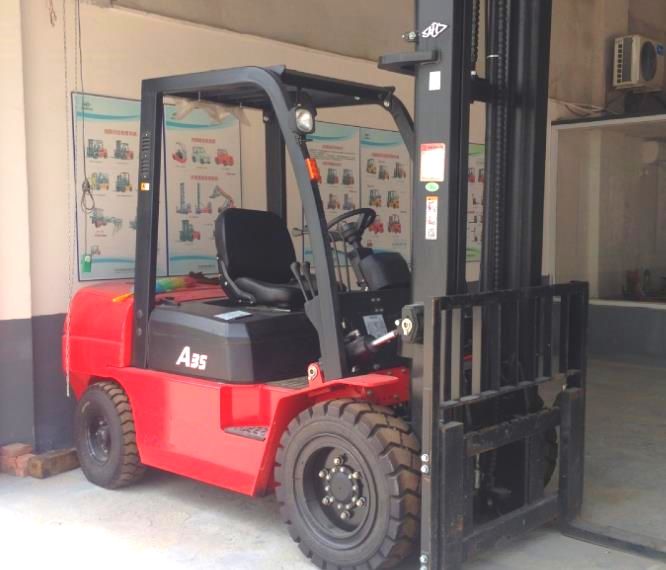 Вилочный погрузчик. Новый.9700 $