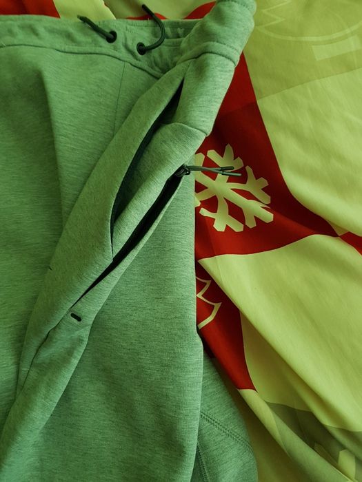 Долнище nike,чисто ново оказа се голямо.Серията е мисля tech .