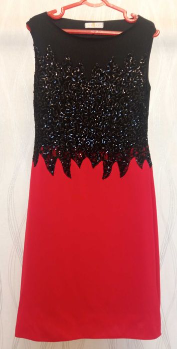 Kiyimlar sotiladi. Кийимлар сотилади.