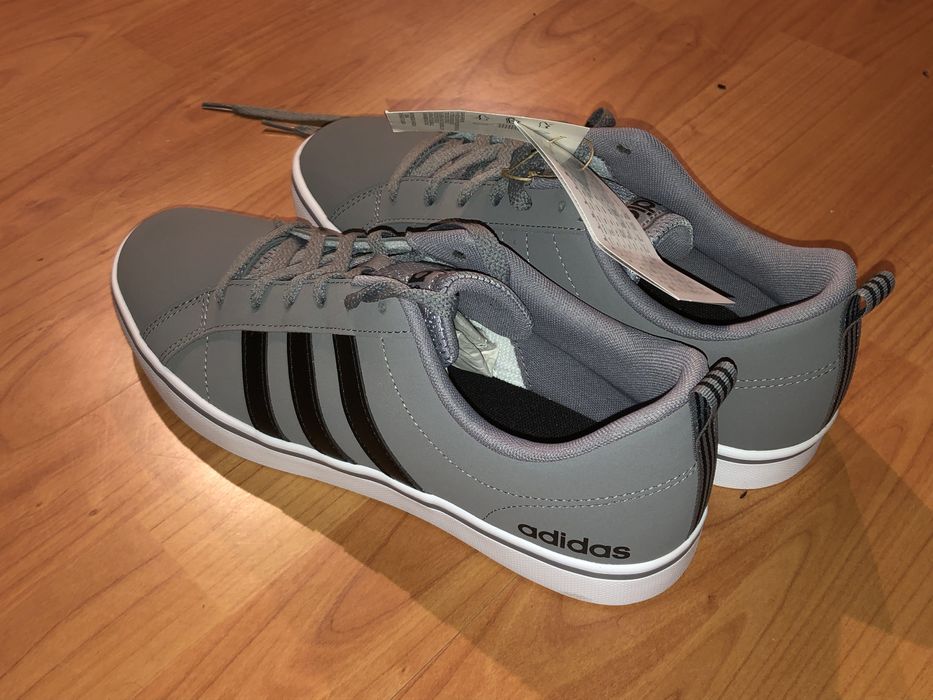 Чисто нови, неносени обувки на Адидас
