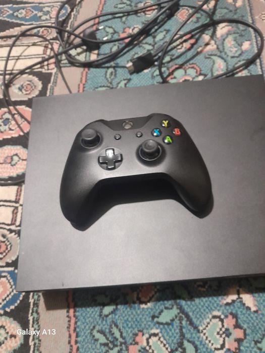 Vand xbox one x 1tb , cu manetă originală + o maneta xbox one elite
