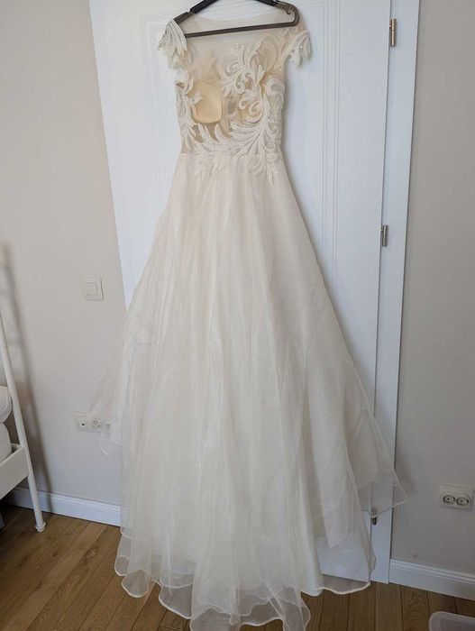 Сватбена рокля с воал, цвят айвъри