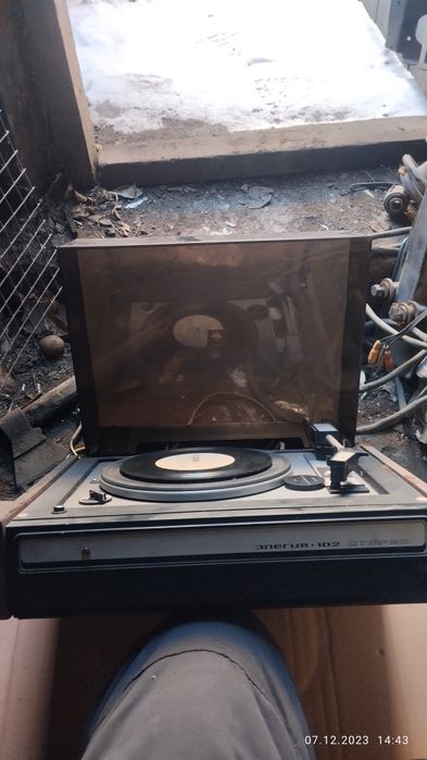 Продам элегию проигрыватель комплект