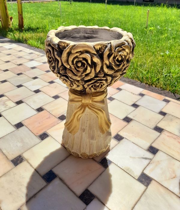 Gul tuvaklar. Chiroyli bejirim qilib yasalgan