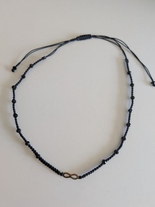 Bratari cu bilute de argint, aur și inel cu șnur.