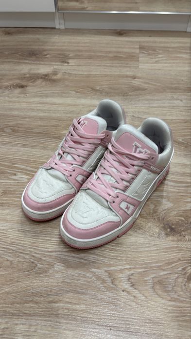 Lv trainers.