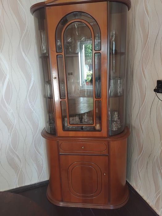 Масивна витрина -орех