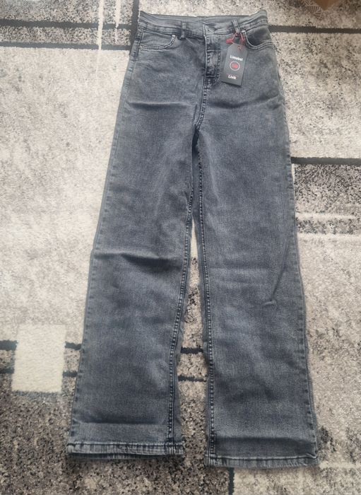 Blugi noi cu etichetă marimea 34