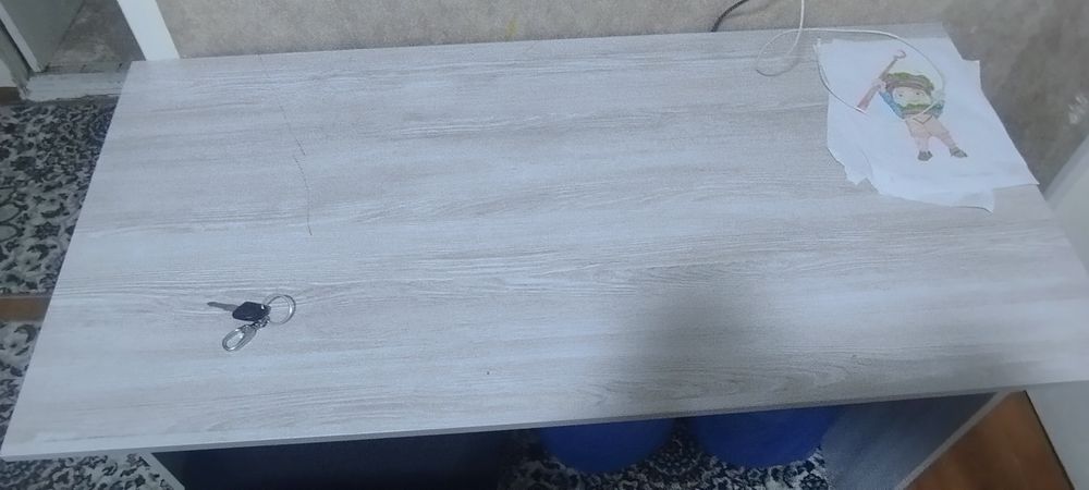 stol stul yani parta yangi kompetur dars qisayam boladi