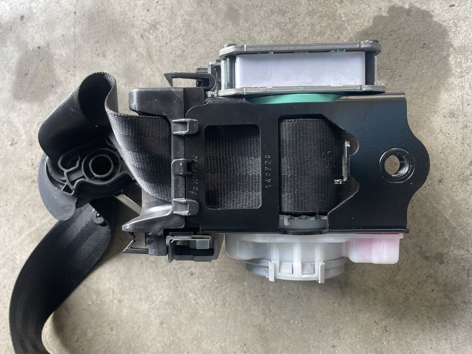 Centura stanga dreapta fata cu capsa Audi A4 A5 b8