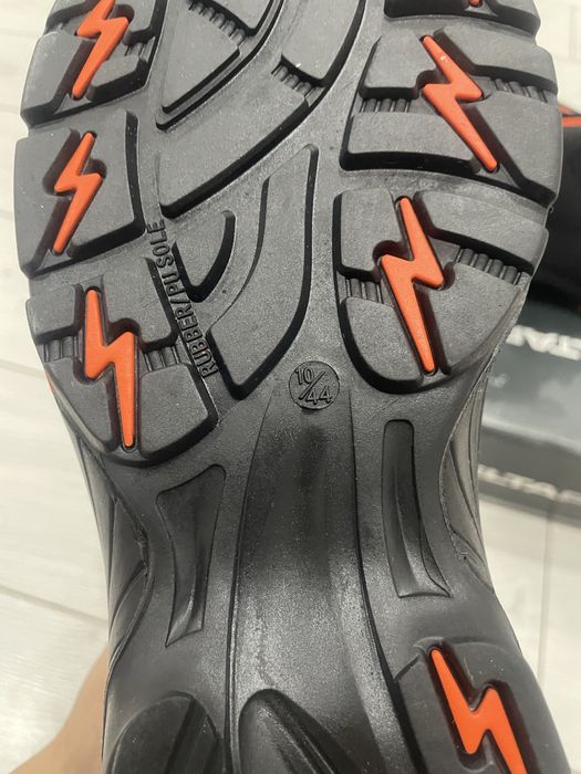 Продается спецобувь новая 44 размер