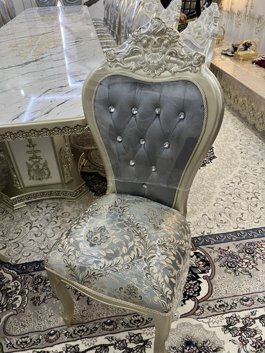 100%. Yongʻoqdan 24 kishilik stol stul