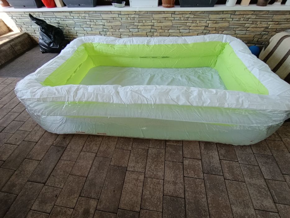 Vând piscina gonflabila