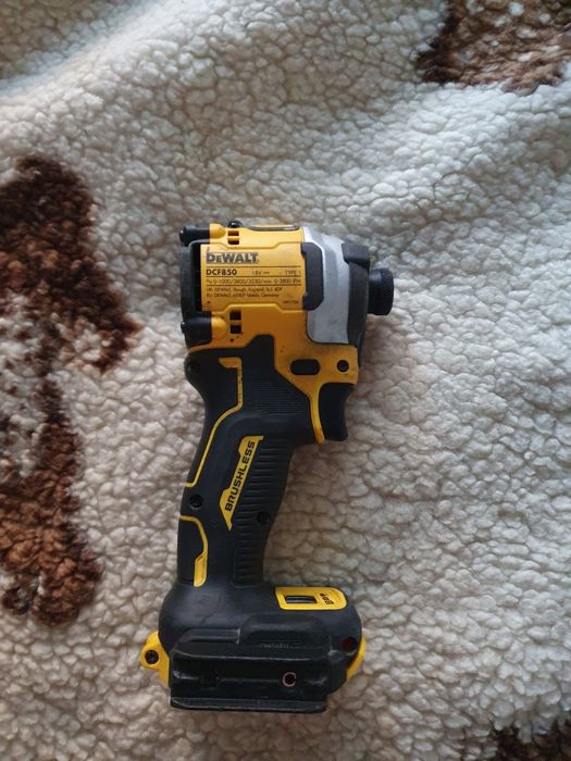 Продавам оригинални dewalt DCF850 използван малко работи перфектно
