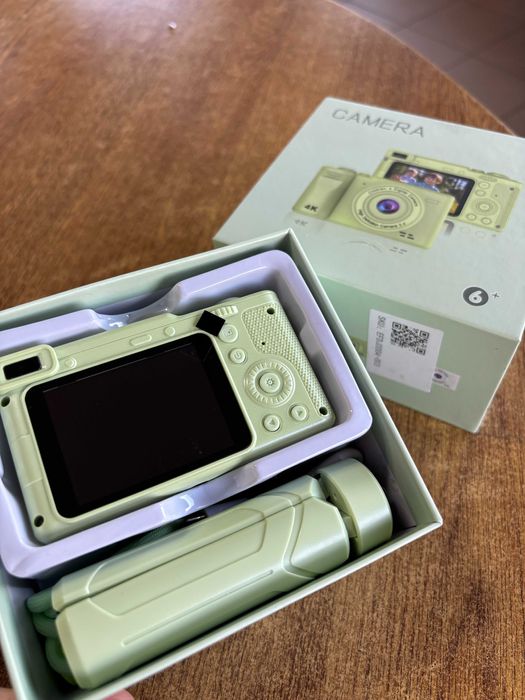 Camera digitala, echipata cu trepied, 1080p, zoom