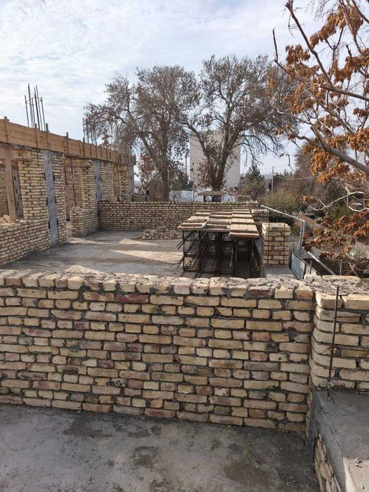 Продаются квартиры и магазины в центре Кагана вдоль дороги.