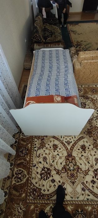 Кровать деревянная