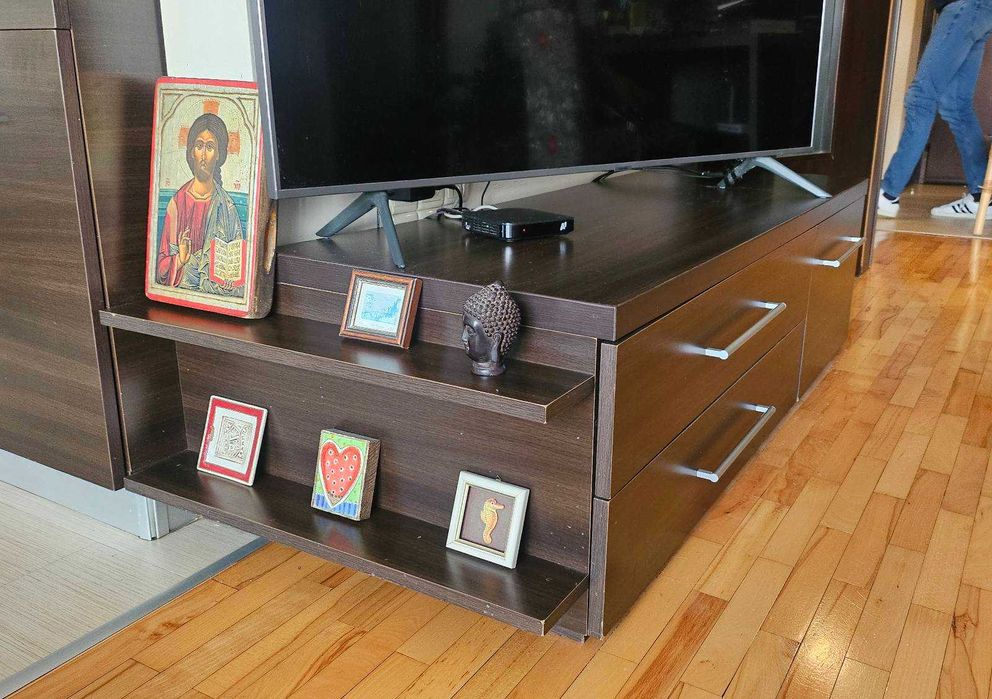 Шкаф за телевизот с чекмеджета