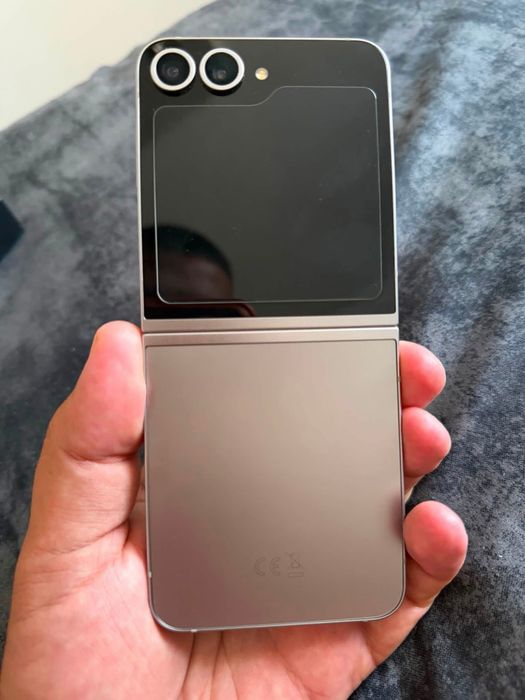 Samsung Z flip 6 Телефона е неразличим от нов много добро състояние