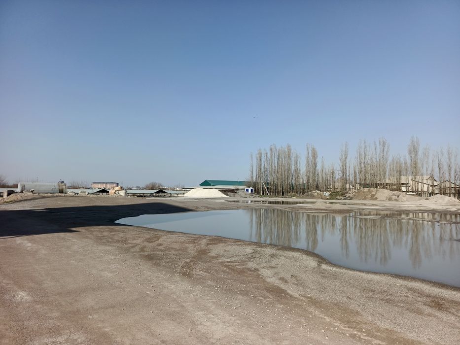 Здравствуйте срочно продаю не жылой место 2 4 гектар земли сурум