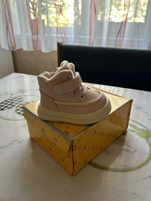 Продается детская обувь осень