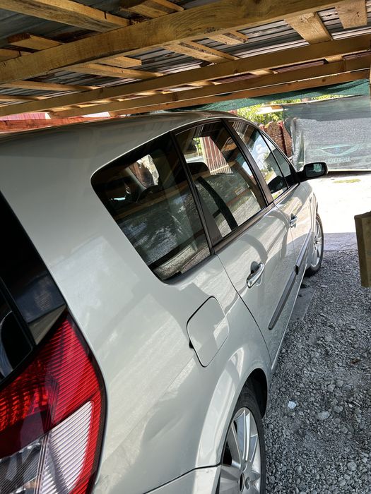 Vand Renaul Megane Scenic,este in stare buna,are 7 locuri,actele la zi