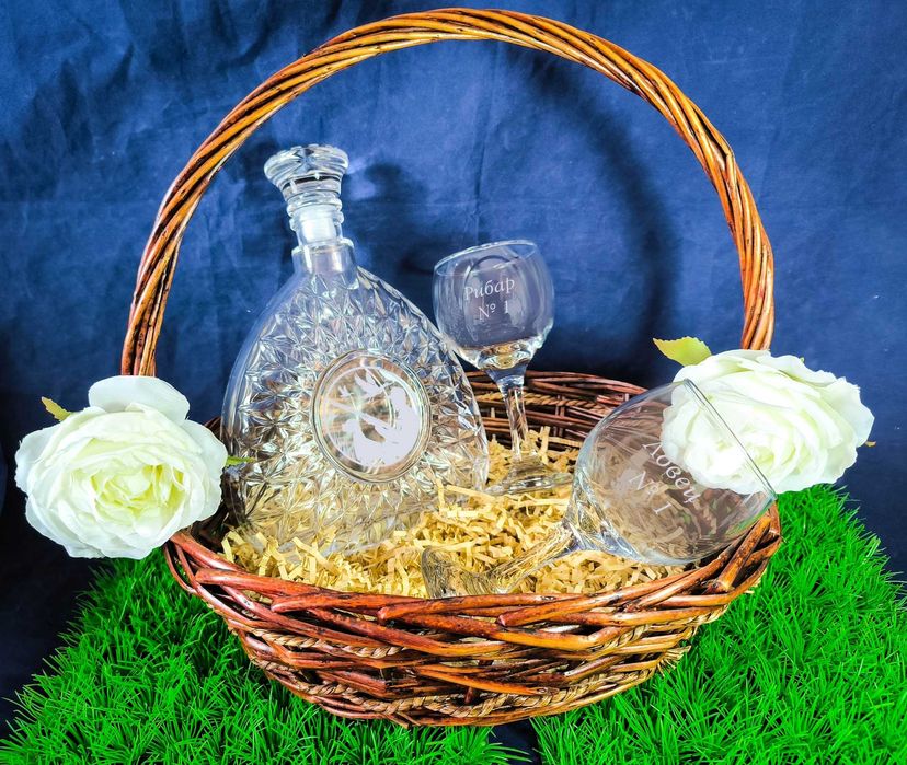 Гравирани комплекти стъклени чаши с декорирана кошница