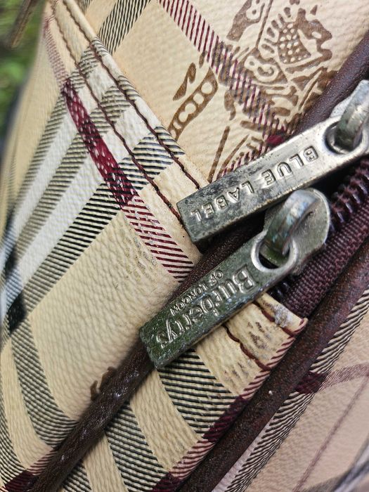 Burberry голяма чанта на колеленца с издърпваща дръжка