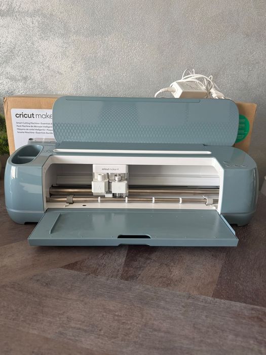 Vând Cricut Maker 4