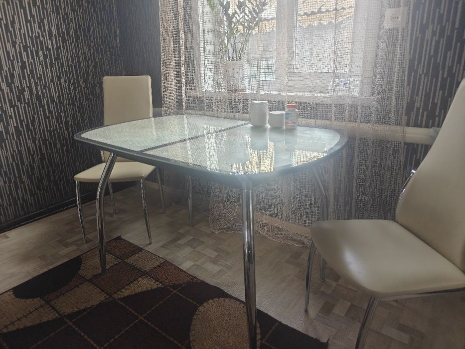 Стеклянный раздвижной стол