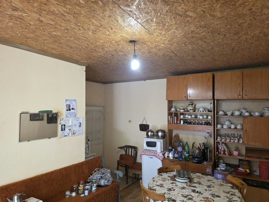 Къща с дворно място 1890 м2