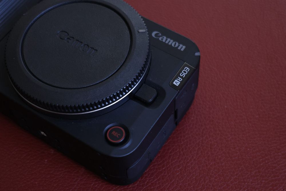 Canon EOS R50 V + RF-S 14-30mm F4-6.3 IS STM + un an garantie