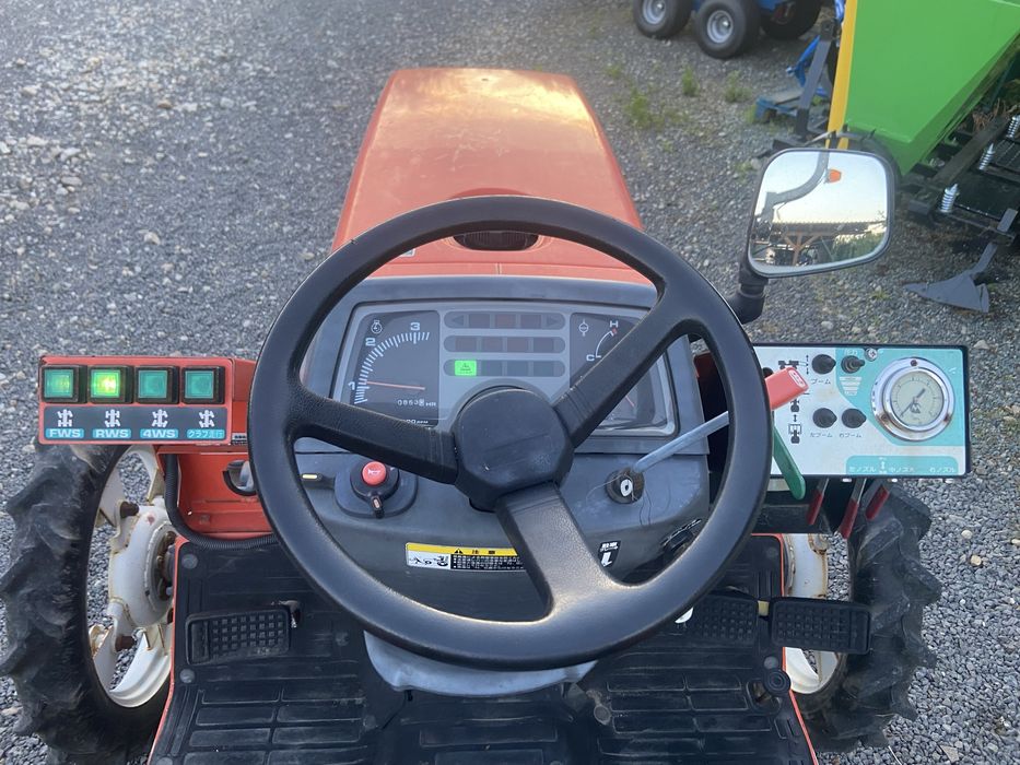 Tractor japonez Kubota dedicat pentru stropit