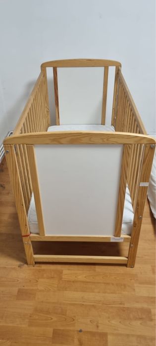 Pătuț Timmi din lemn masiv de pin și mdf cu saltea de cocos 120x60