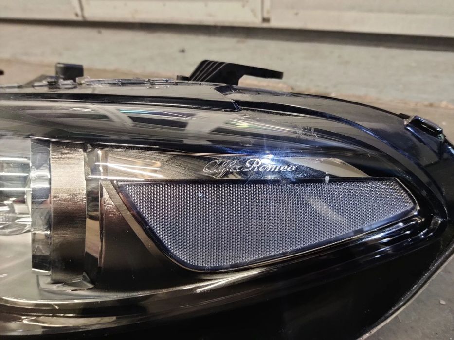Far fata stanga cu Xenon si LED Alfa Romeo GIULIA 2016-2023 Cod 50553226 / 05E18-T1