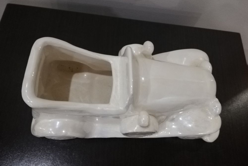 Много красива и различна ретро кола от керамика.