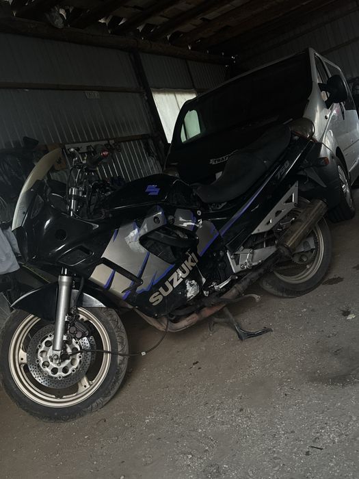 Suzuki 750 cm schimb cu telefon sau Boxa Jbl mare