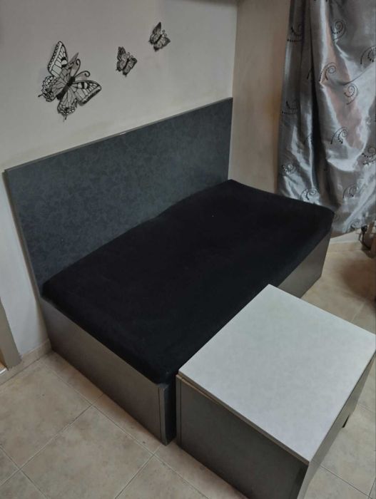 диванче с масичка и малък хладилник