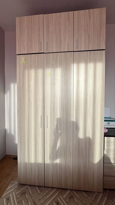 Трикрилен гардероб с надстройка