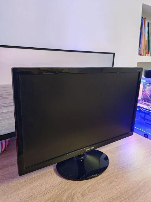 Монитор Samsung 22-инчов с HDMI кабел